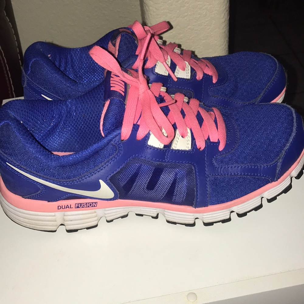 Nike tennis shoes